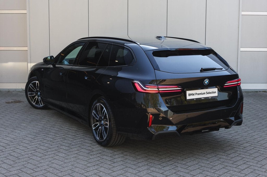 BMW i5 Touring eDrive40 M Sport / Comfort Access / Adaptieve, Auto's, BMW, Stoelverwarming, Achterwielaandrijving, Gebruikt, Zwart