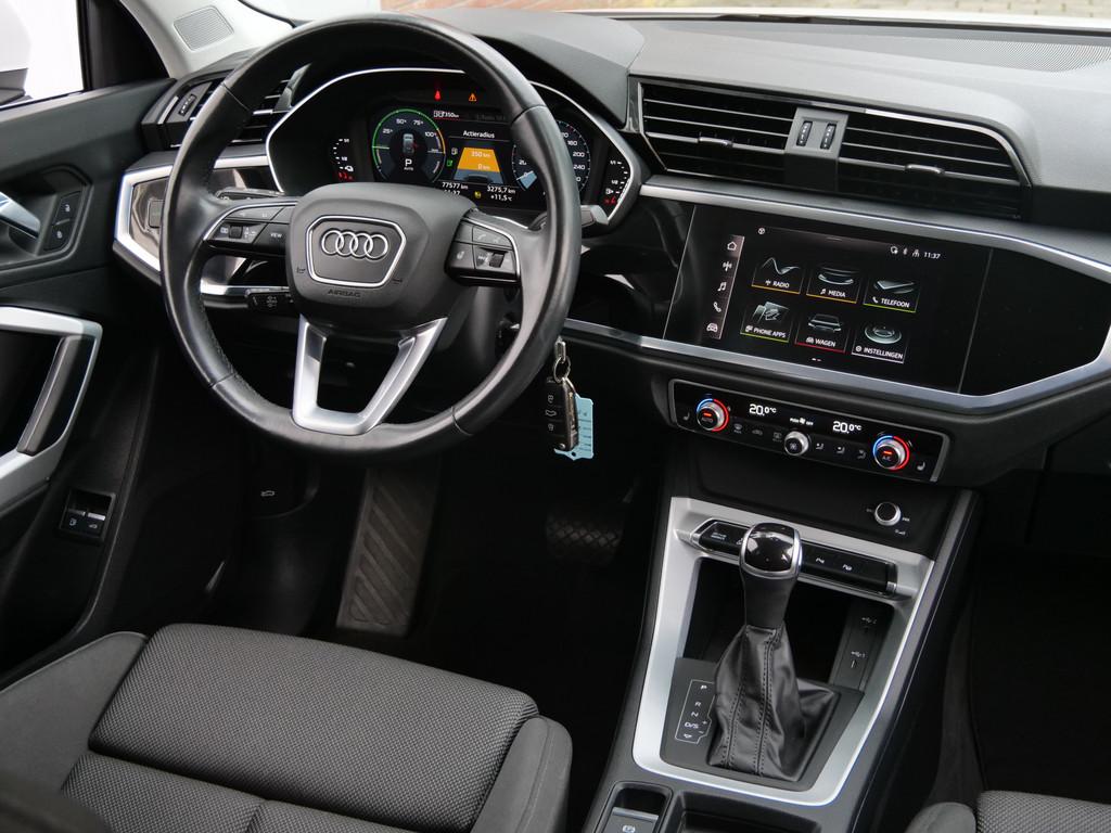 Audi Q3 45 TFSI e S edition 245 Pk Automaat DAB / Apple Carp, Auto's, Audi, Stof, Gebruikt, Wit, Hybride Elektrisch/Benzine