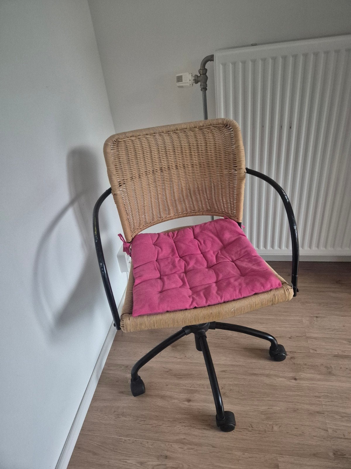 Rotan bureaustoel met roze kussen, Ophalen, Gebruikt, Bruin, Bureaustoel