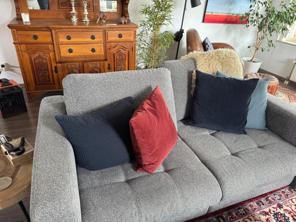 Two seater couch with pouf., Huis en Inrichting, Banken | Sofa's en Chaises Longues, Ophalen, Zo goed als nieuw