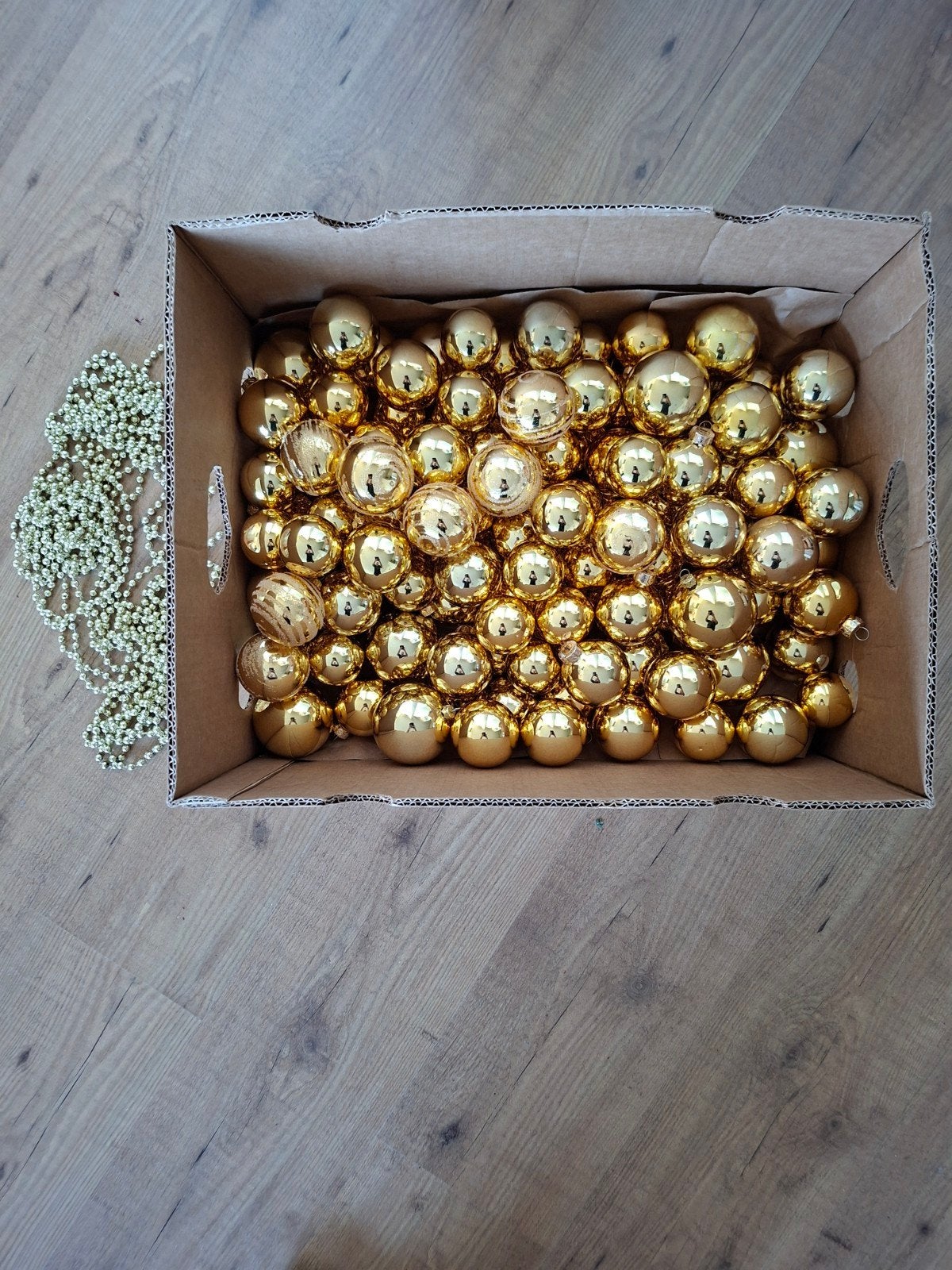 kerstballen,kleur: rood en goud, Ophalen, Zo goed als nieuw