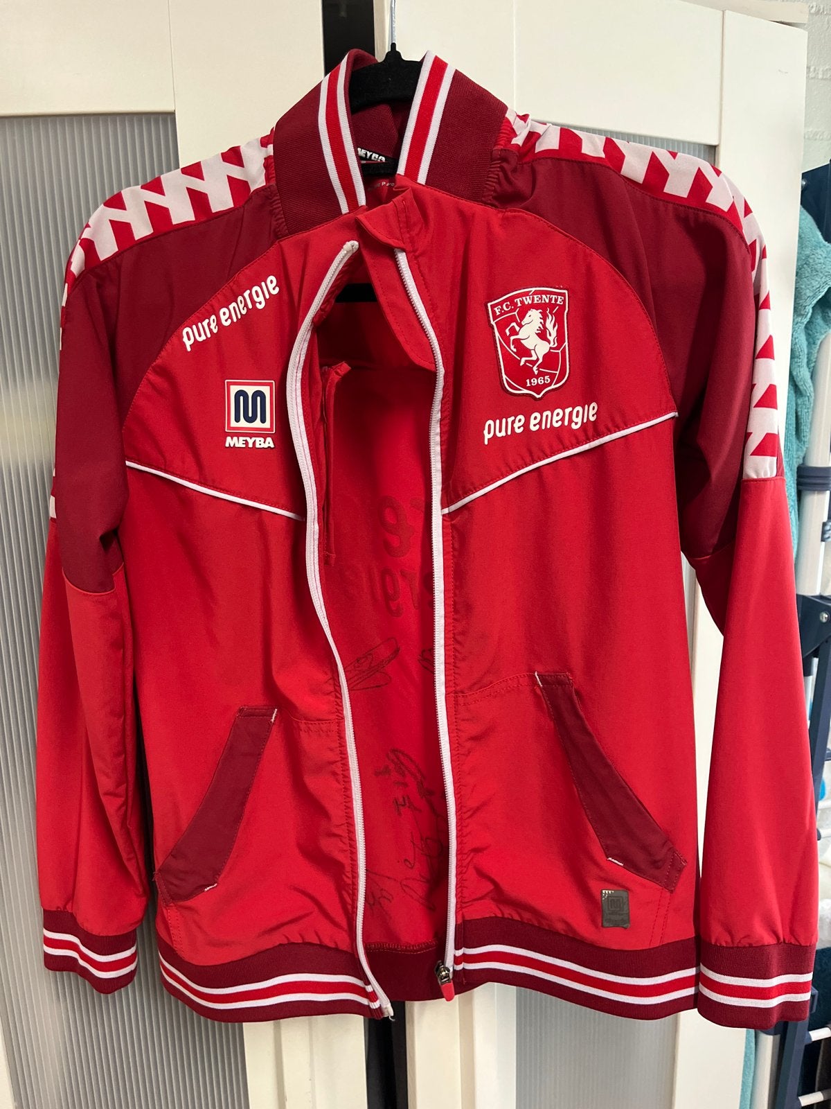 FC Twente trainingsjack gesigneerd, Kleding | Heren, Maat 48/50 (M), Ophalen of Verzenden, Zo goed als nieuw, Voetbal