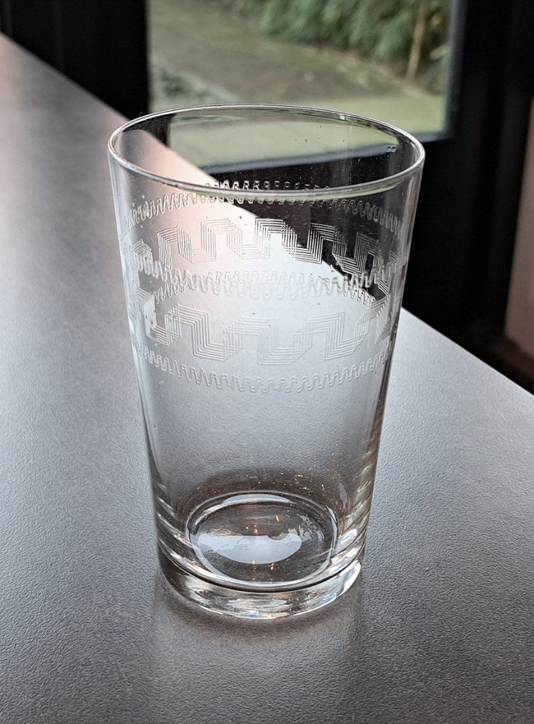 Antiek geguillocheerde, geëtst waterglas Griekse sleutel, Ophalen