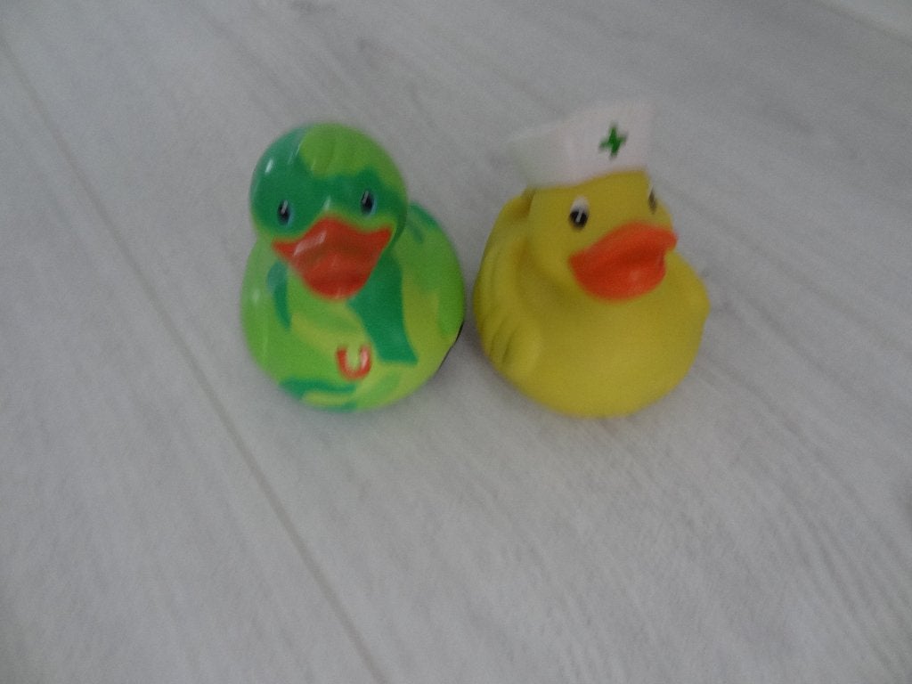2 badeendjes, Kinderen en Baby's, Speelgoed | Badspeelgoed, Ophalen of Verzenden, Zo goed als nieuw, Badeend