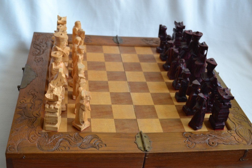Uniek Chinees schaakspel - Handgesneden houten, Een of twee spelers, Ophalen of Verzenden, Zo goed als nieuw