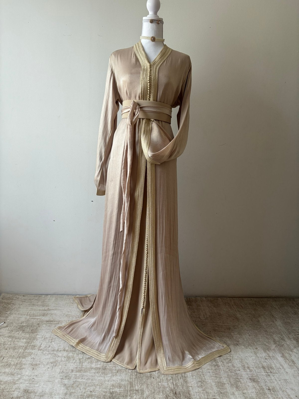 Elegante Beige Takchita Jurk te HUUR- Maat S/ M /L, Kleding | Dames, Overige typen, Beige, Zo goed als nieuw, Ophalen