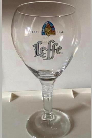 Bierglas van Leffe op voet. Anno 1240. H. 18 cm:, Ophalen of Verzenden, Zo goed als nieuw, Glas of Glazen, Overige merken