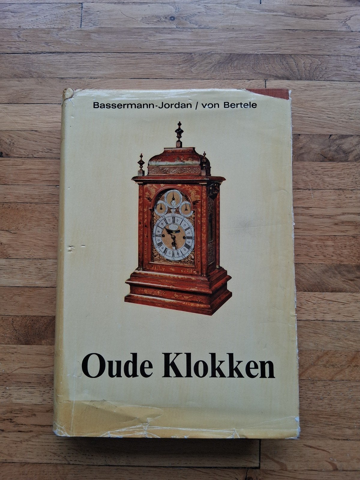 Oude klokken een zeer informatief en rijk geïllustreerd boek, Boeken, Techniek, Ophalen of Verzenden, Gelezen