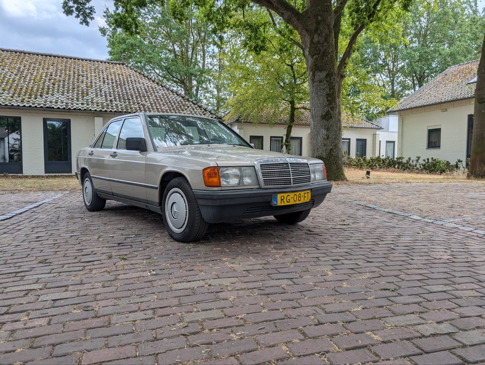 Mercedes-Benz 190-Serie 2.0 1986 Beige belastingvrij, Auto's, Achterwielaandrijving, 4 cilinders, Beige, Origineel Nederlands