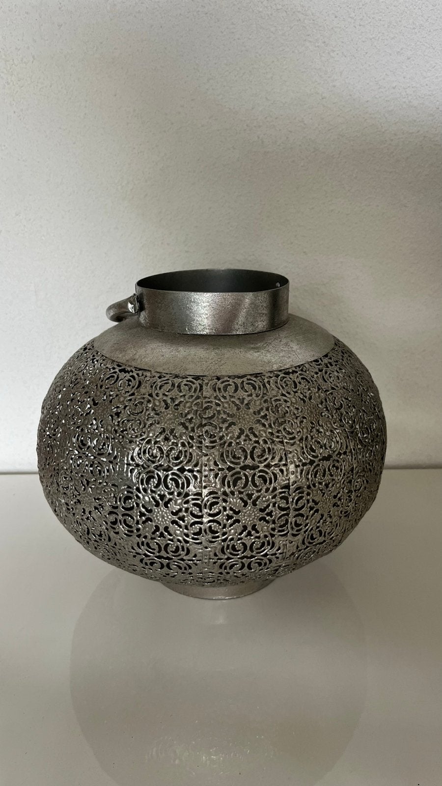 Zilverkleurige metalen windlicht met oriëntaals patroon, Huis en Inrichting, Woonaccessoires | Kandelaars en Kaarsen, Ophalen