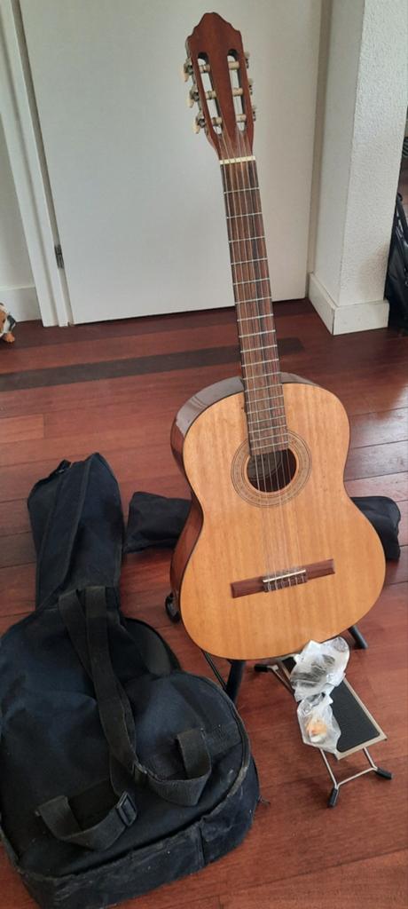 Samick LC-016G Klassieke Gitaar met Hoes en Voetenbank, Muziek en Instrumenten, Snaarinstrumenten | Gitaren | Akoestisch, Ophalen