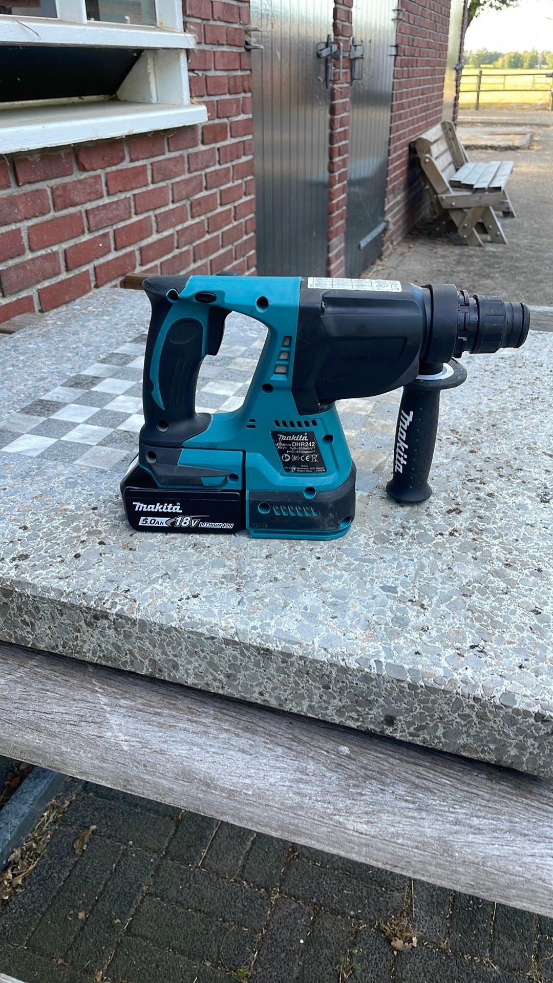 Makita dhr 242 boorhamer, Ophalen of Verzenden, Zo goed als nieuw, Boor- en/of Breekhamer