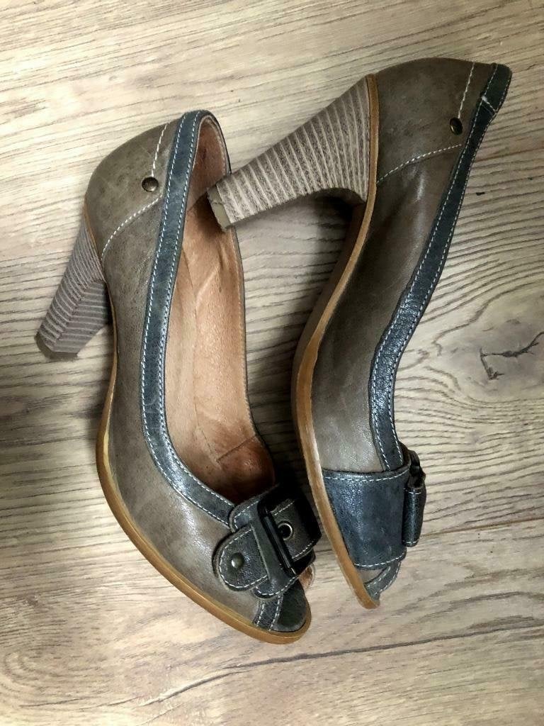 BIJENKORF Peep-Toe Pumps - Maat 38 OLIJFGROEN, Kleding | Dames, Pumps, Ophalen of Verzenden, Gedragen, Groen