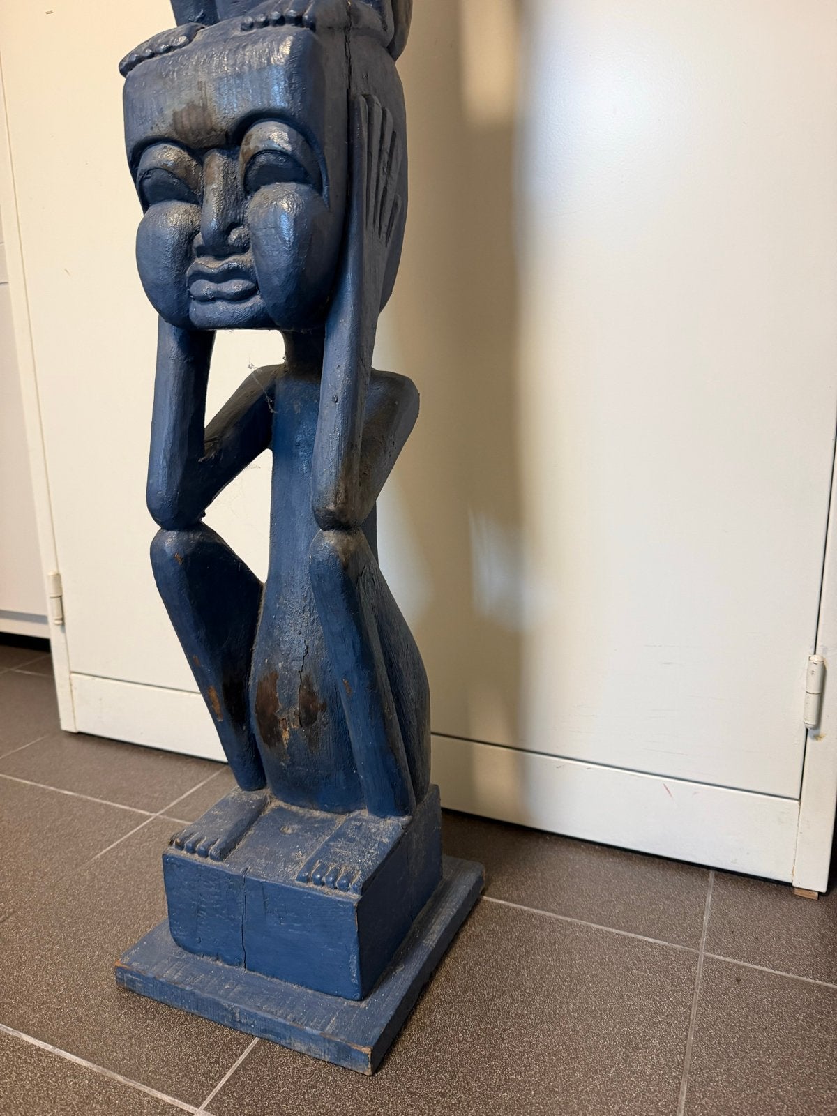 Houten beeld: Horen, zien en zwijgen, Ophalen, Groep mensen, Blauw, Handgemaakt