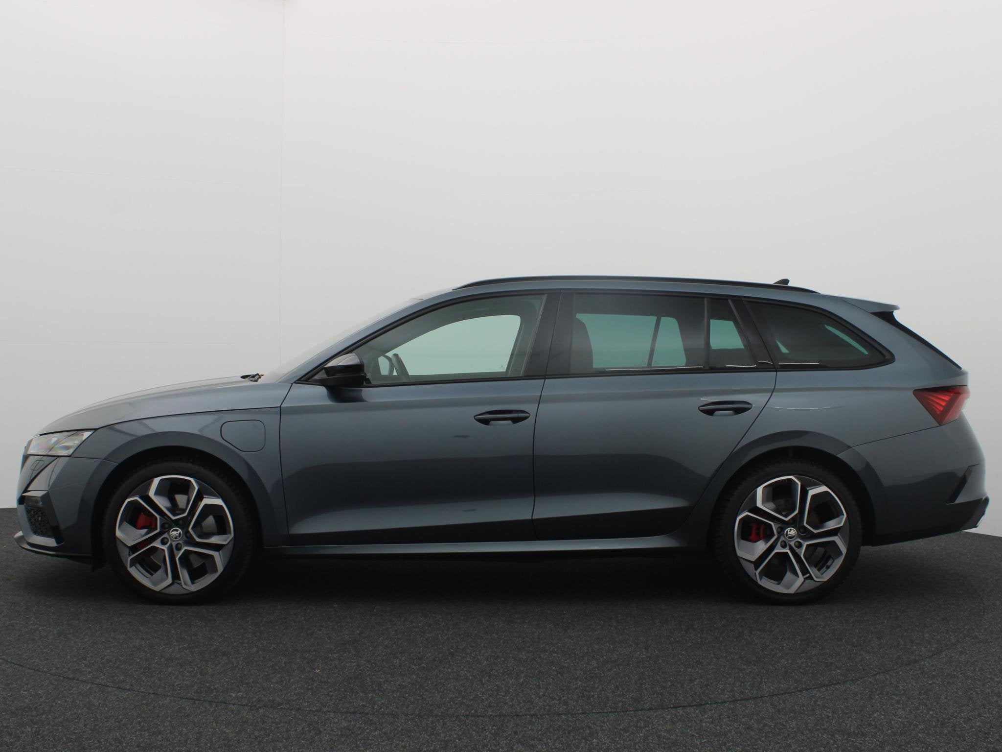 Skoda Octavia Combi 1.4 TSI RS iV PHEV Business AUTOMAAT / P, Auto's, Stof, Gebruikt, 4 cilinders, Hybride Elektrisch/Benzine