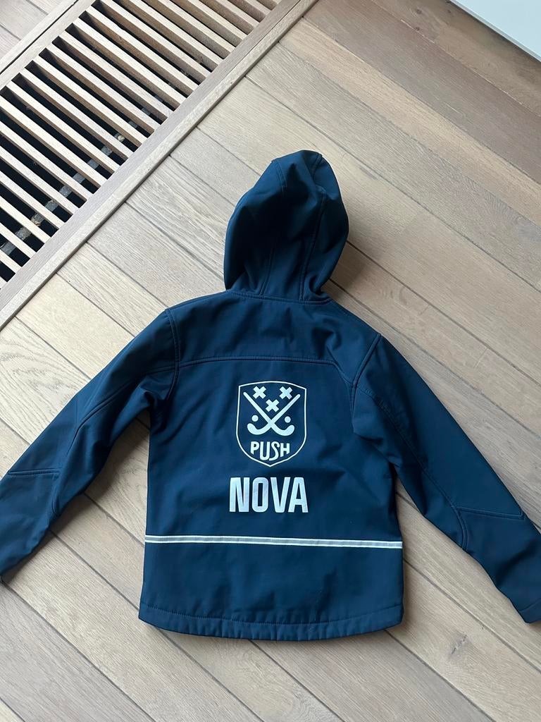 Hockey softshell jas en vest, Push met naam Nova, Kinderen en Baby's, Kinderkleding | Maat 134, Ophalen, Zo goed als nieuw, Meisje