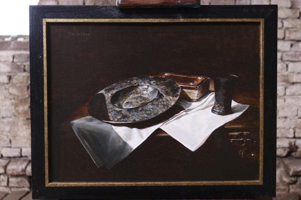 Stilleven tinnen schotel en boekje – Marjolein van den Berg, Ophalen, Acrylverf, Gesigneerd, Stilleven