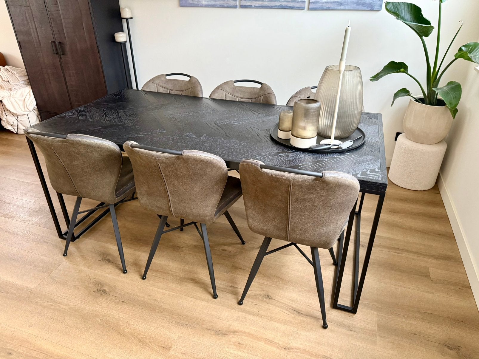 Pronto Visgraattafel + 6 olijfgroene microleren stoelen, Huis en Inrichting, Complete eetkamers, Zo goed als nieuw, 4 tot 6 stoelen
