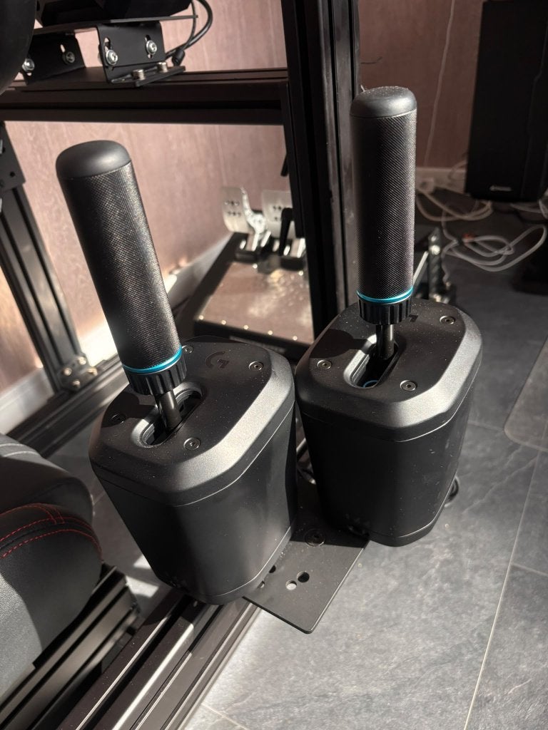 Foto 5 van Complete Racing Sim - DD 8Nm / GT Omega / T-LCM / 2x Shifter