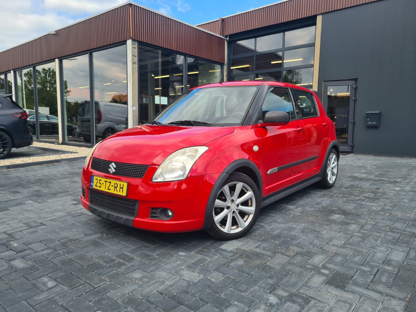 Suzuki Swift 1.5 5D 2007 Rood Sport Pack Airco LM NW APK, Voorwielaandrijving, 40 €/maand, Zwart, 4 cilinders