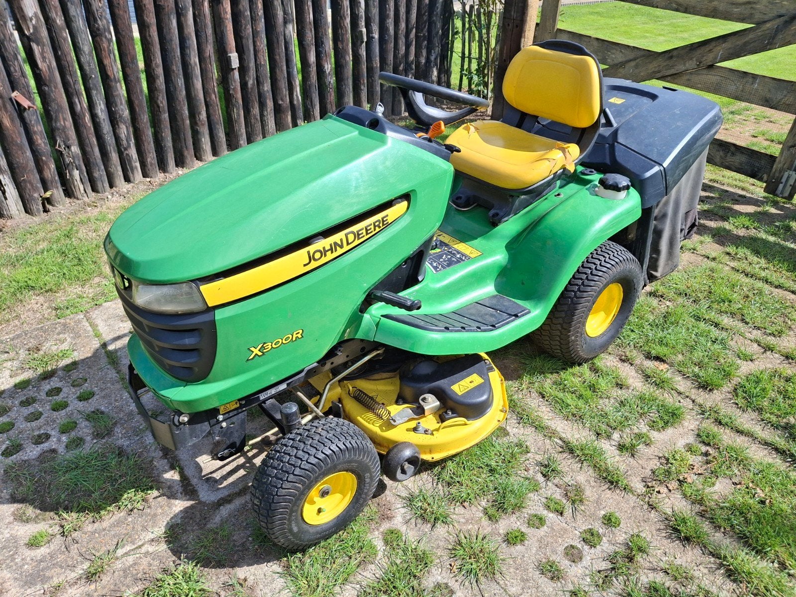 John Deere X300R zitmaaier met opvang, Goed werkende machine, John Deere, Gebruikt, Ophalen of Verzenden, Opvangbak