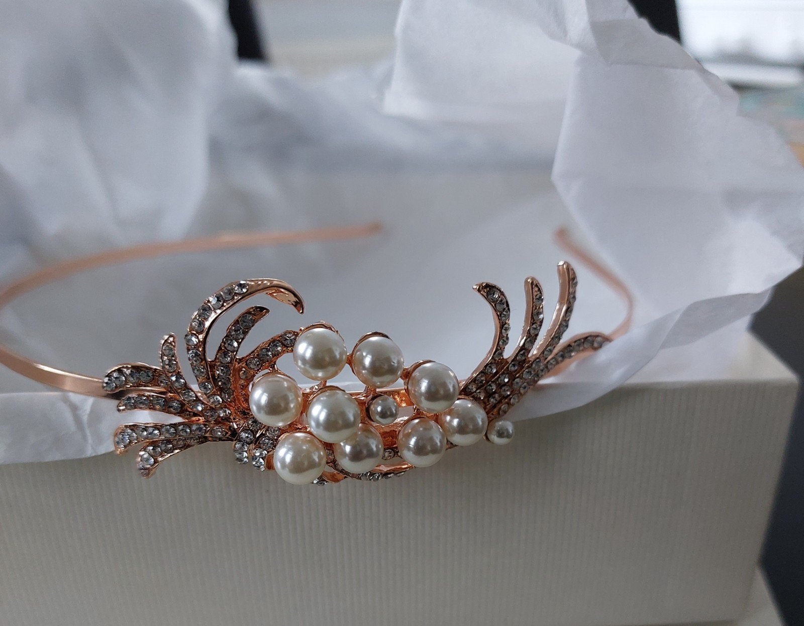 prachtig diadeem,  steentjes en pareltjes, rosékleurige band, Ophalen of Verzenden, Zo goed als nieuw