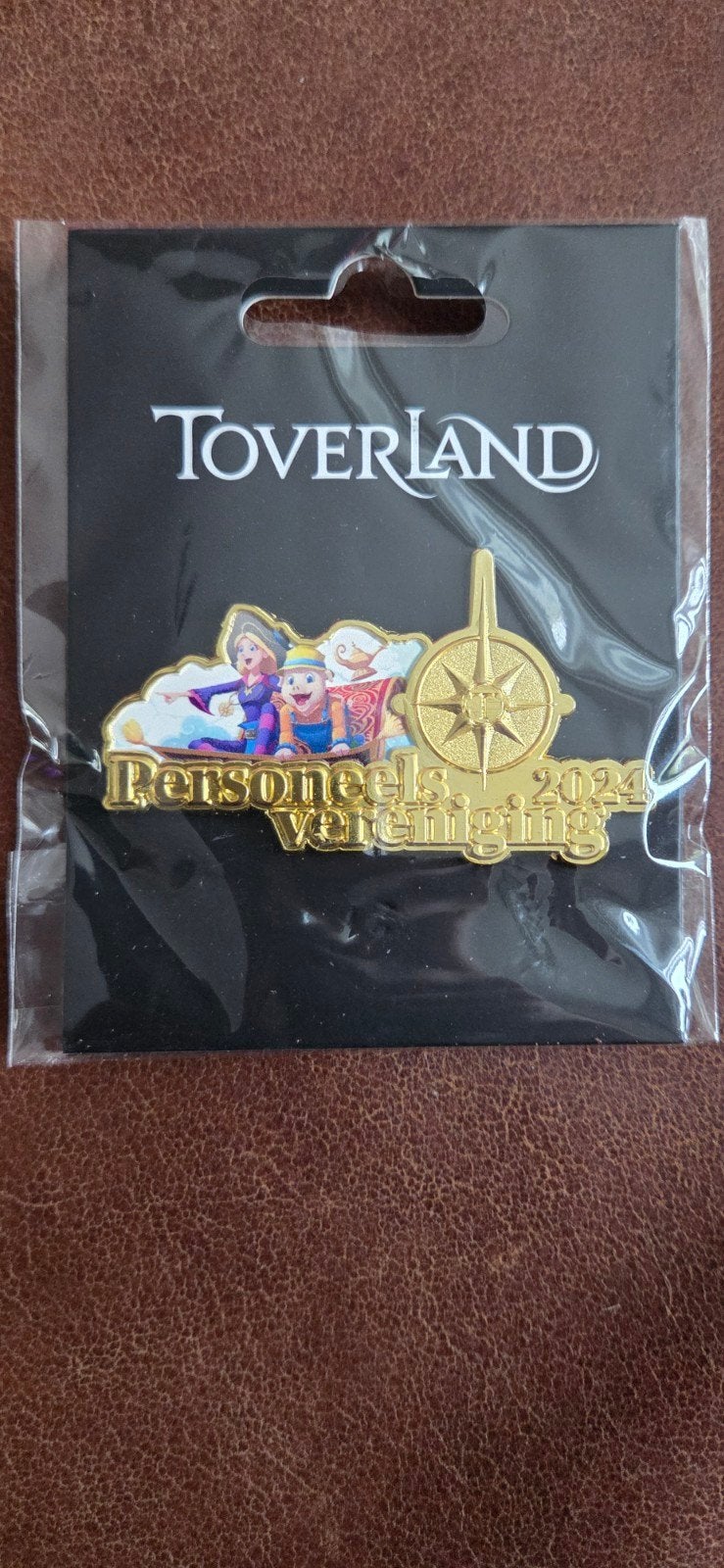 toverland pin personeels, Verzamelen, Efteling, Ophalen of Verzenden, Nieuw, Button of Speldje