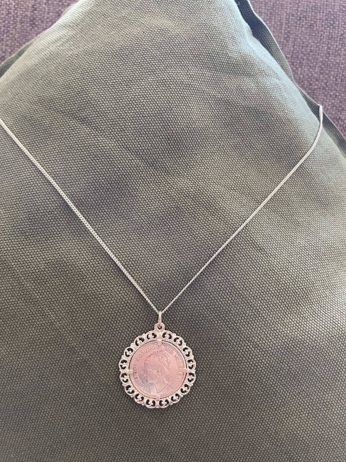 Zilveren ketting met halve gulden hanger, 1922, Wilhelmina, Met hanger, Ophalen of Verzenden, Zo goed als nieuw, Zilver