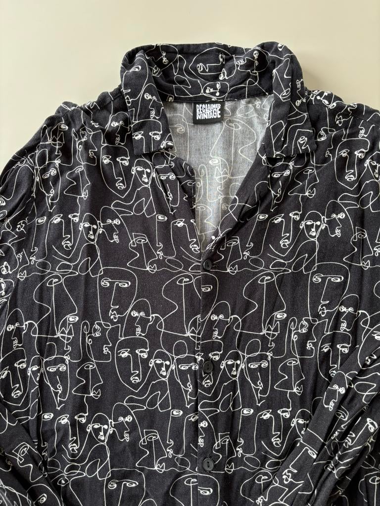 Zwarte blouse met witte lijnen gezichten Reclaimed Vintage, Ophalen of Verzenden, Zo goed als nieuw, Maat 36 (S), Zwart