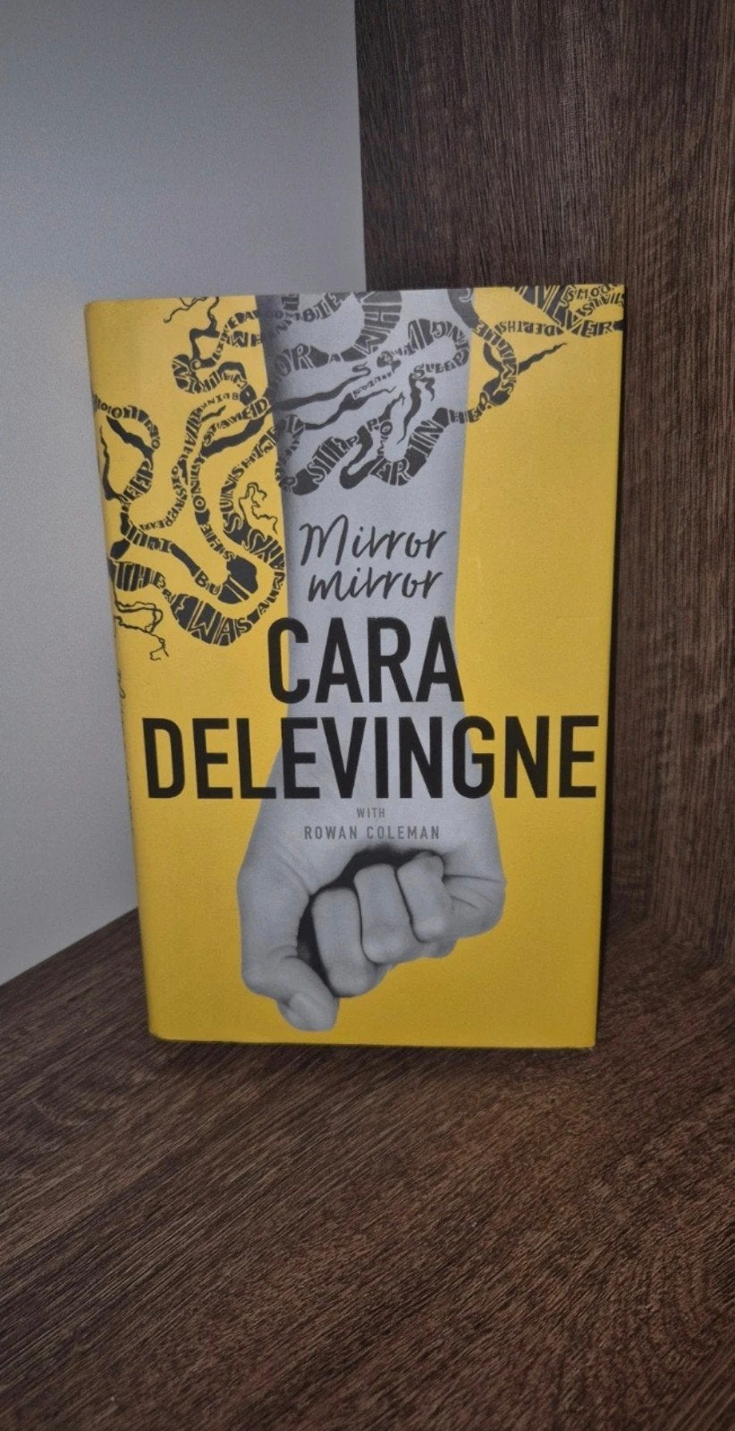 Mirror Mirror - Cara Delevingne (Zo goed als nieuw), Ophalen of Verzenden, Zo goed als nieuw, Cara Delevingne