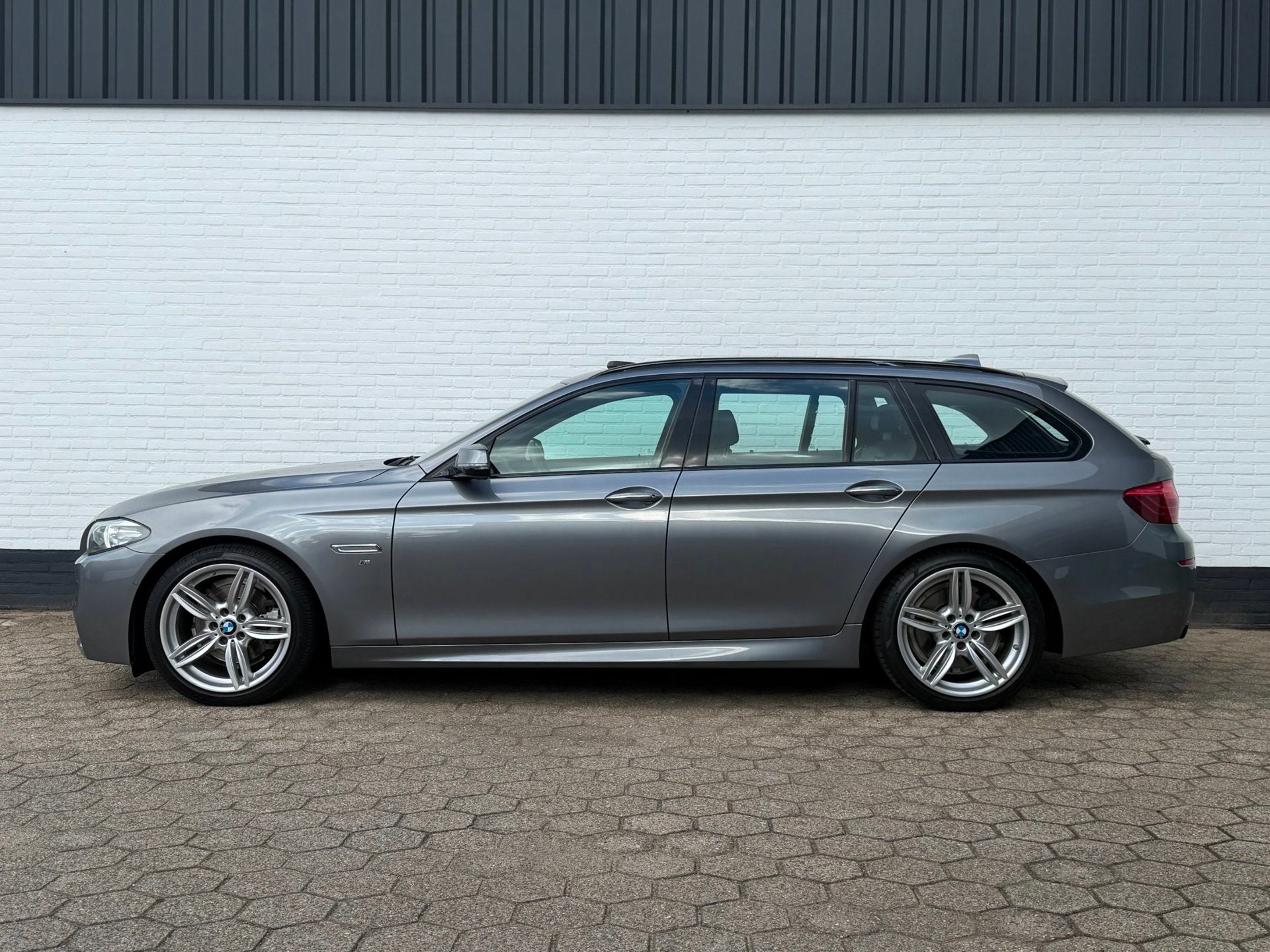 BMW 5-serie Touring 520i High Exe. M-Sport l PANO l TREKHAAK, Automaat, Gebruikt, 4 cilinders, 2000 kg