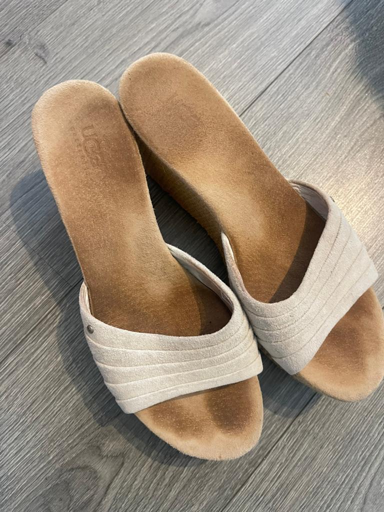 Uggs klompen / wedges sandalettes maat 40, Beige, Zo goed als nieuw, Sandalen of Muiltjes, Ophalen of Verzenden
