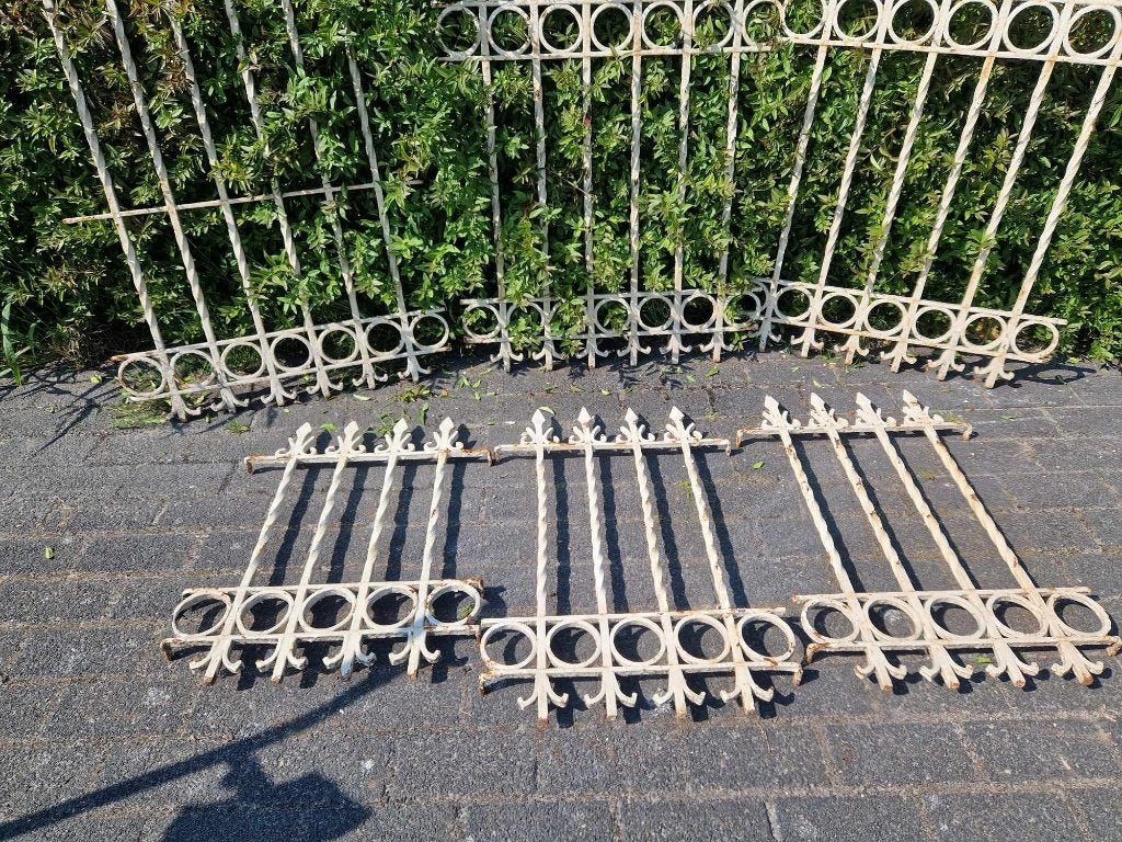 Partij sierlijke antieke smeedijzeren raamroosters(brocante), Ophalen, Gebruikt, IJzer, Sierhekwerk