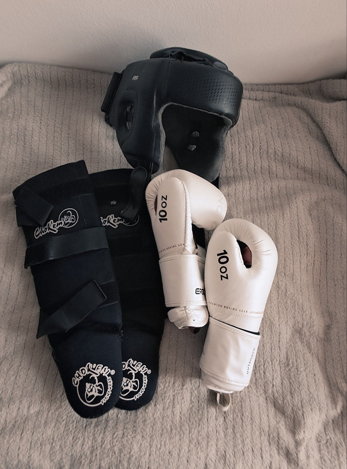Kickboks- en boksset: hoofdbeschermer, scheenbeschermers, ha, Sport en Fitness, Vechtsporten en Zelfverdediging, Gebruikt, Overige