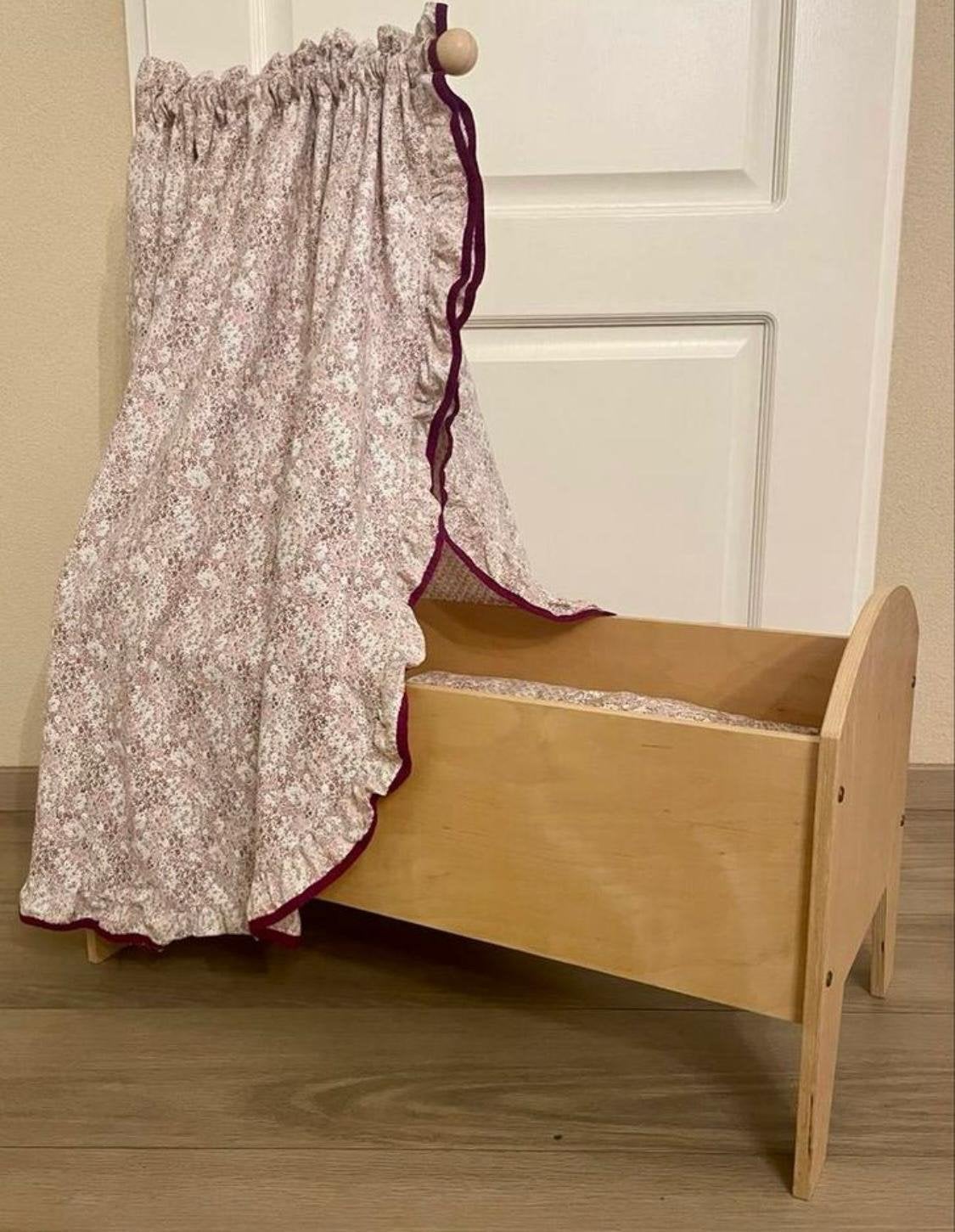 Houten vintage poppenbedje met bloemenprint beddengoed, Kinderen en Baby's, Ophalen of Verzenden, Gebruikt, Wieg