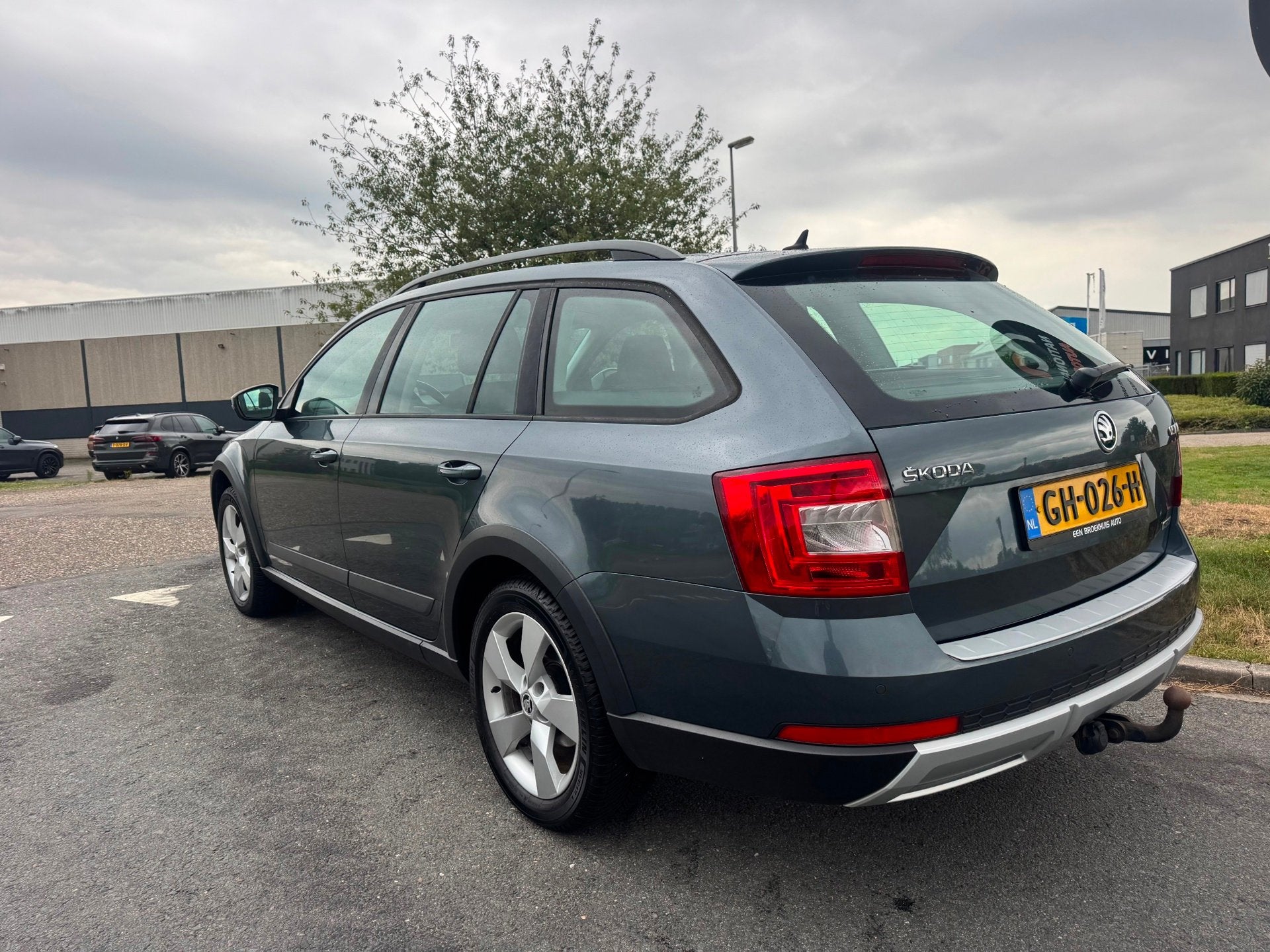 Skoda Octavia Combi 2015 * 2.0 TDI SCOUT * 184 PK * Euro 6 *, Automaat, Gebruikt, Euro 6, Leder en Stof