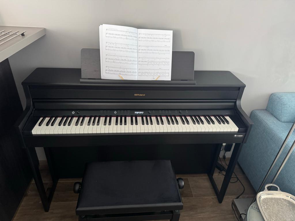 Roland HP704CH Digitale Piano - Slechts 1,5 jaar oud, Ophalen, Zwart, Digitaal, Zo goed als nieuw
