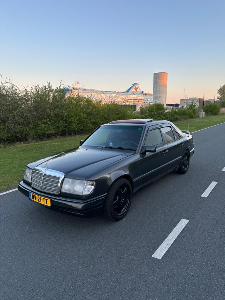 MERCEDES-BENZ W124 300D AUTOMAAT/PANO/AMG/LEDER/UNIEK, Achterwielaandrijving, Zwart, 113 pk, Diesel