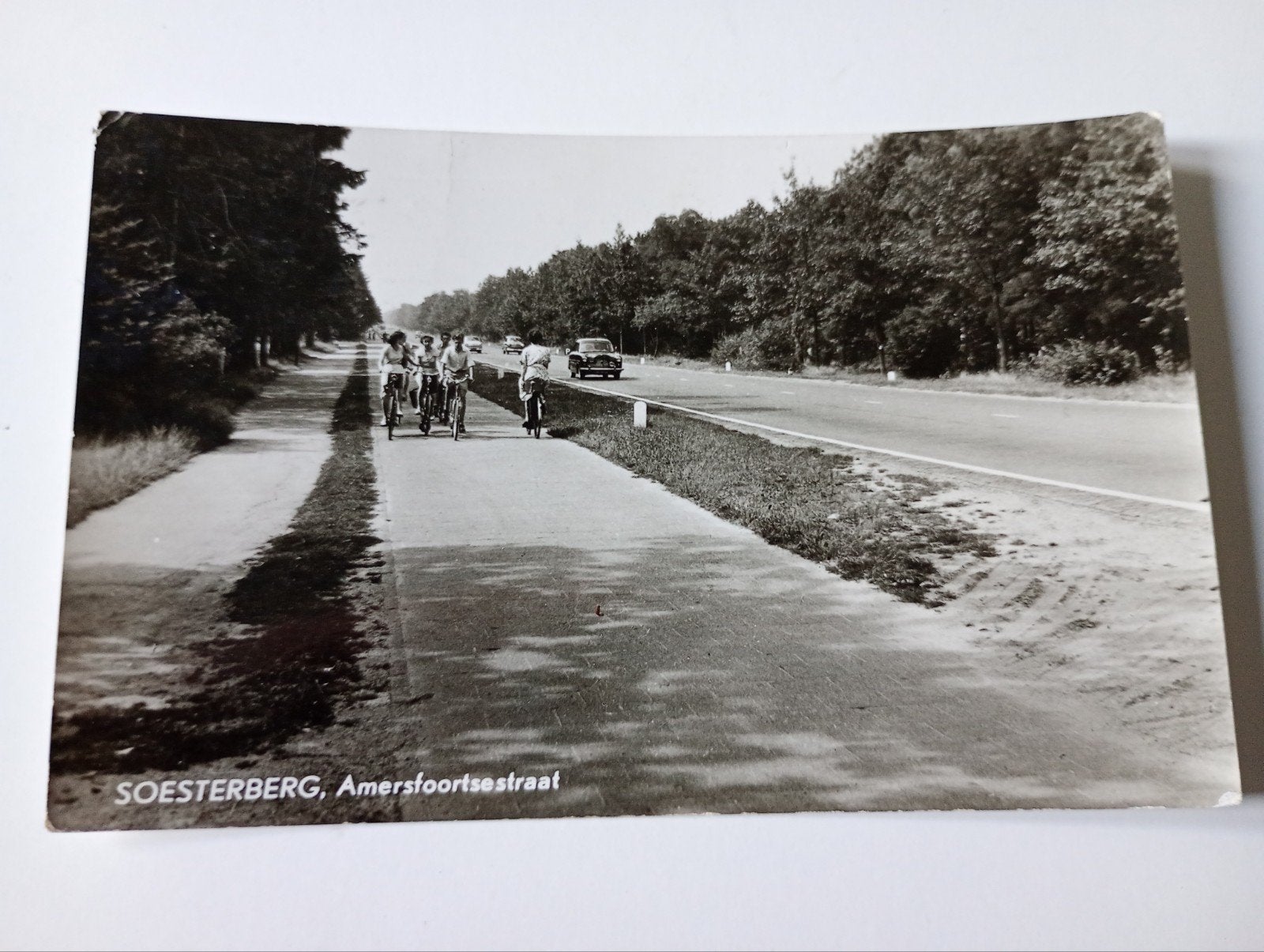 Soesterberg Amersfoortseweg met Auto's en Fietsers 1962, Ophalen of Verzenden, 1960 tot 1980, Gelopen, Utrecht