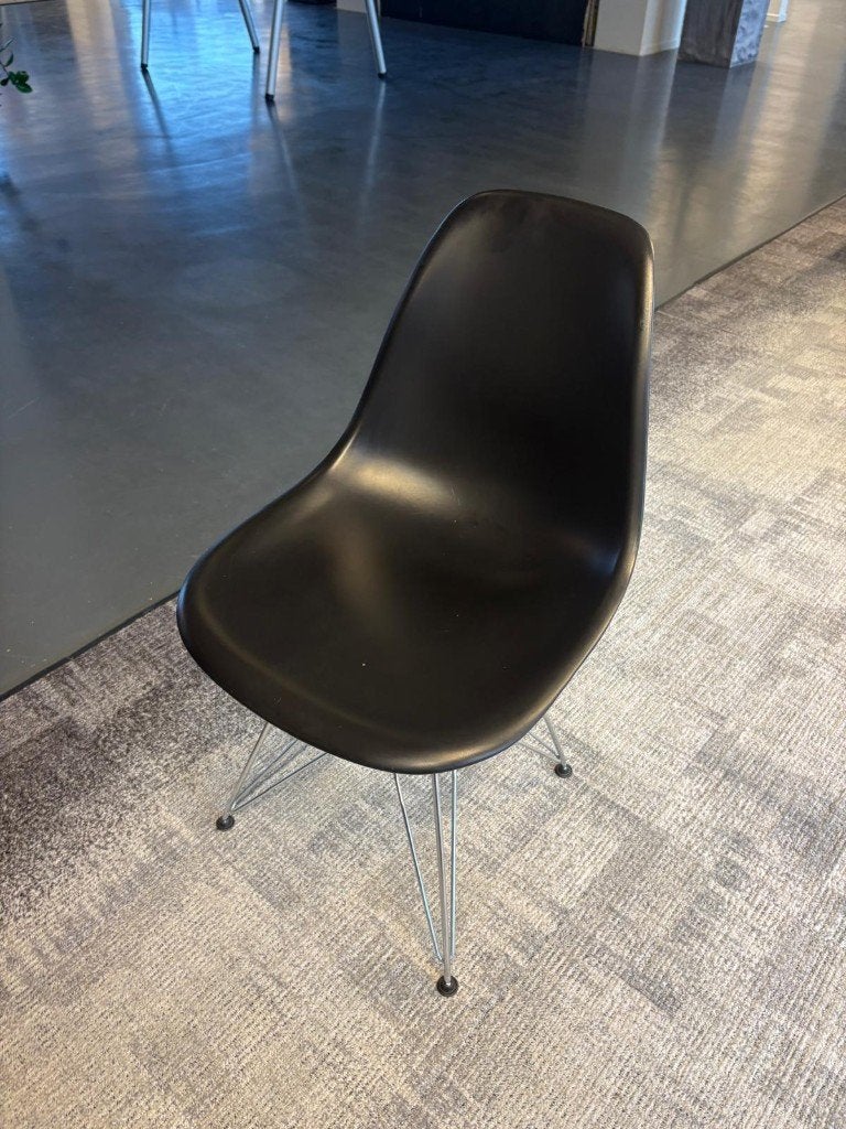 Vitra Eames Designstoel Zwart | Tijdloze Designklassieker, Antiek en Kunst, Ophalen, Zwart, 80 cm, Stoel