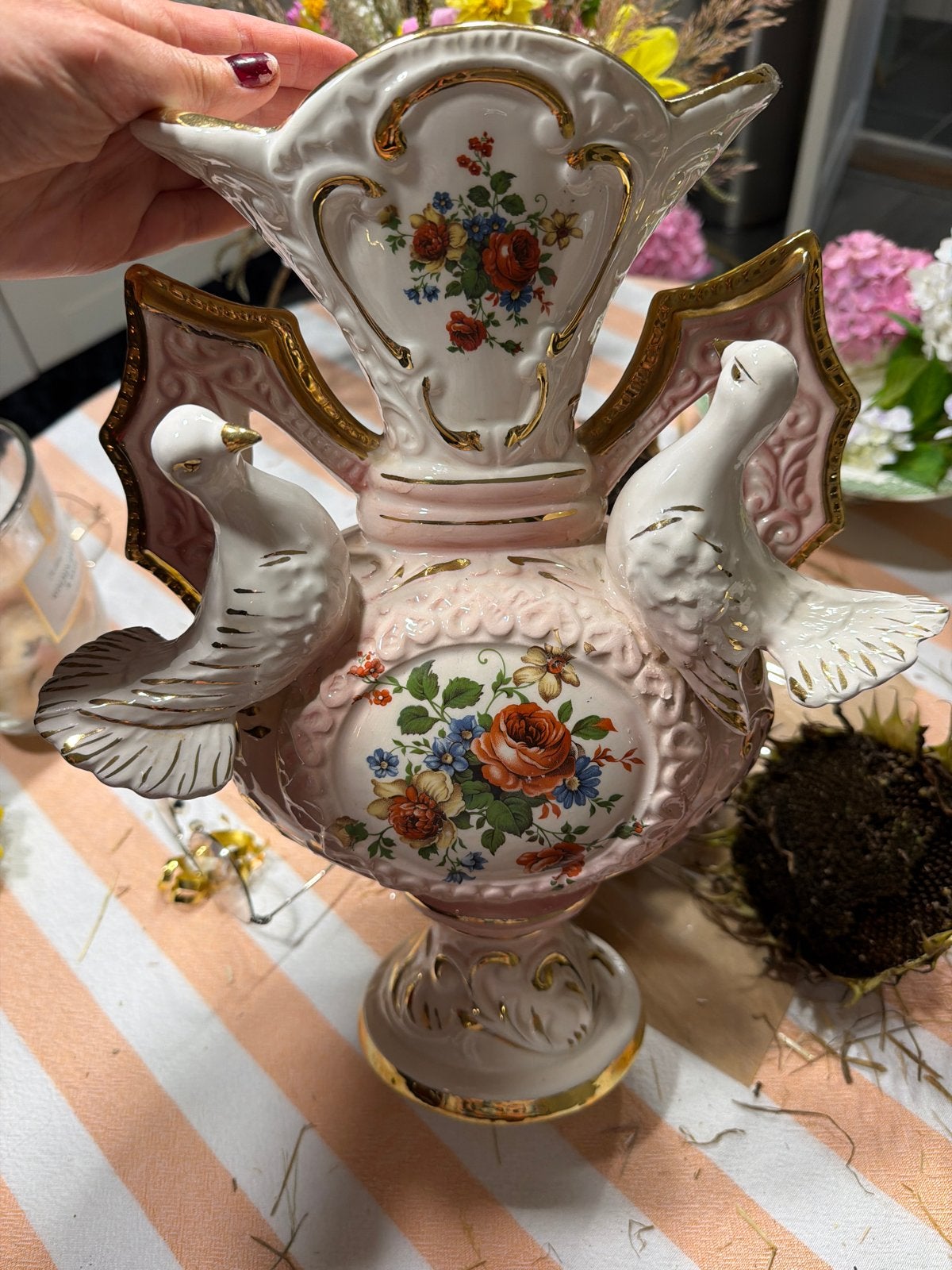 Schitterende porseleinen vaas met duiven en bloemmotief, Ophalen of Verzenden