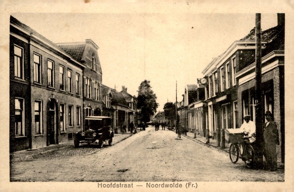 Noordwolde Hoofdstraat met oude auto # 428, Verzenden, 1920 tot 1940, Gelopen, Friesland