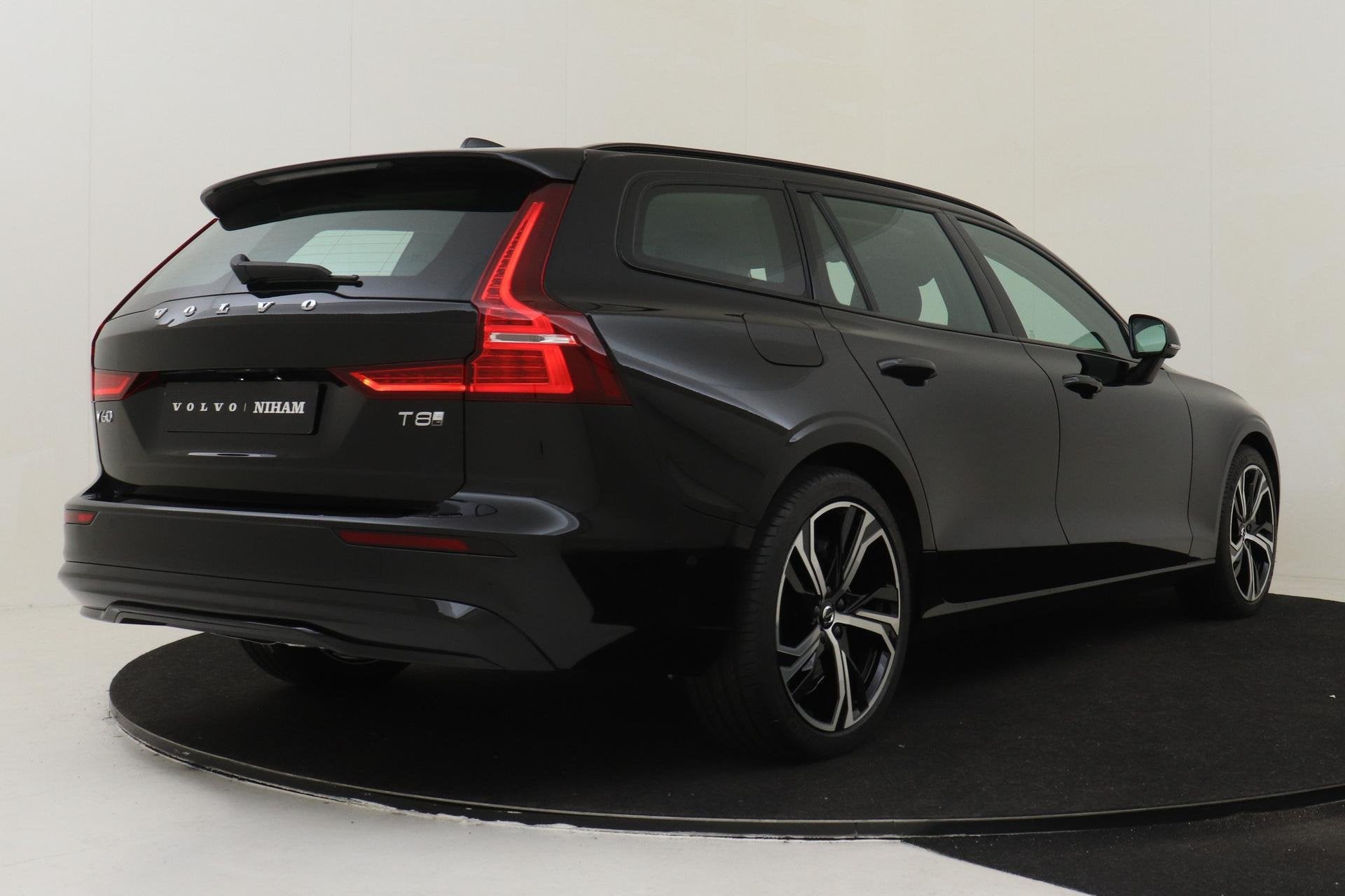 Volvo V60 T8 PLUG-IN HYBRID AWD PLUS PERFORMANCE ED. DARK -H, Automaat, 12 maanden, Euro 6, 4 cilinders