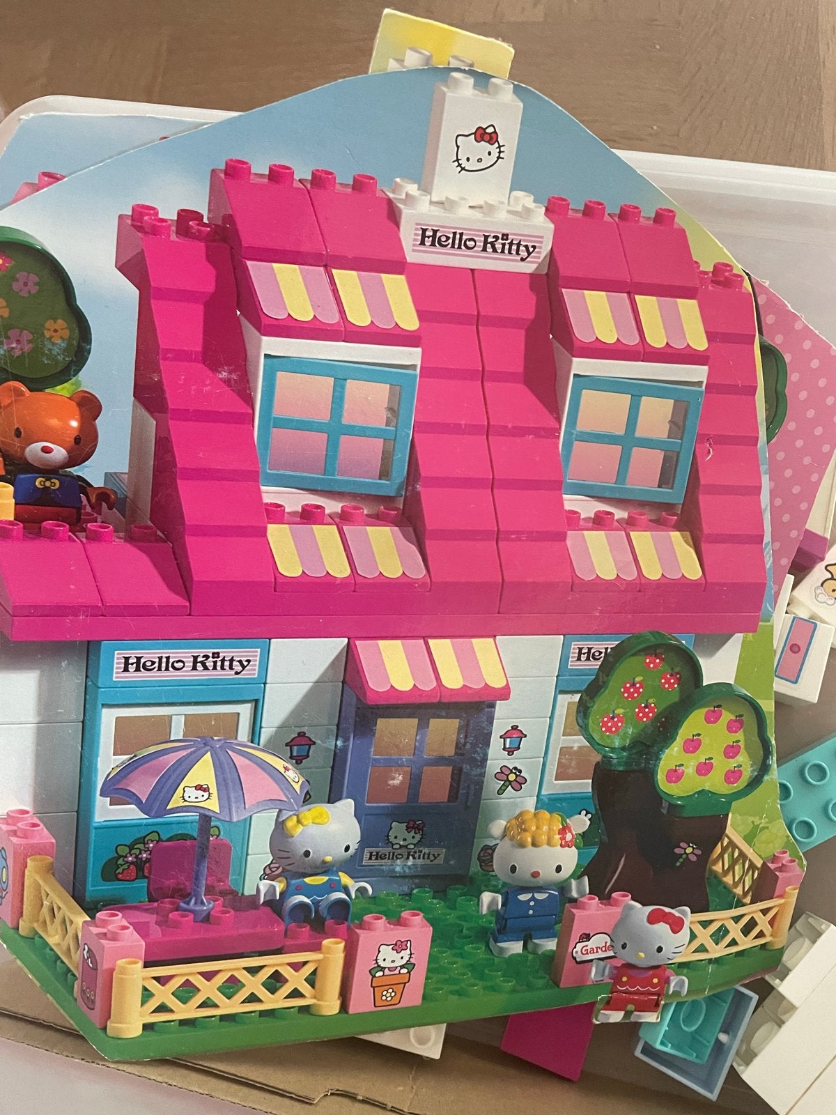 Hello Kitty huis - op 1 blokje na compleet, Kinderen en Baby's, Ophalen of Verzenden, Gebruikt, Overige merken