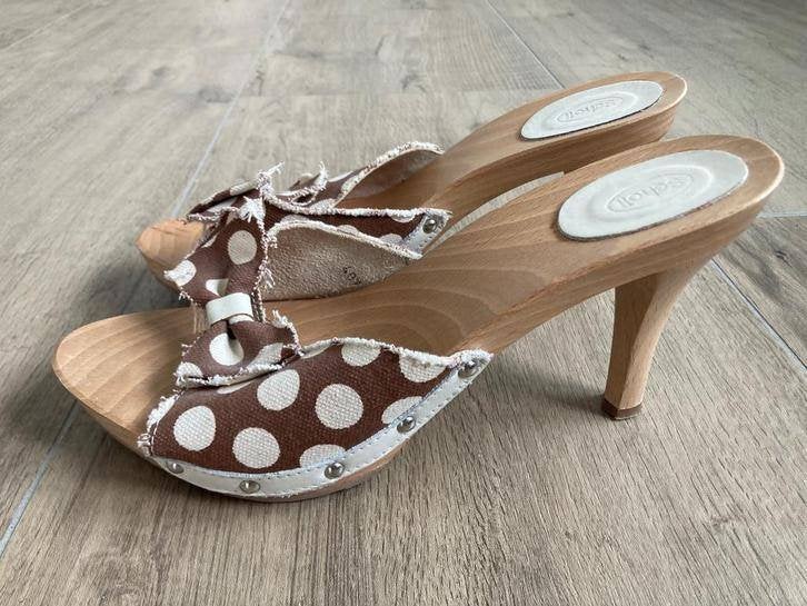 BIJNA NIEUW!!! Hoge polka dot kleppers Scholl maat 40, Kleding | Dames, Schoenen, Scholl, Bruin, Zo goed als nieuw, Sandalen of Muiltjes