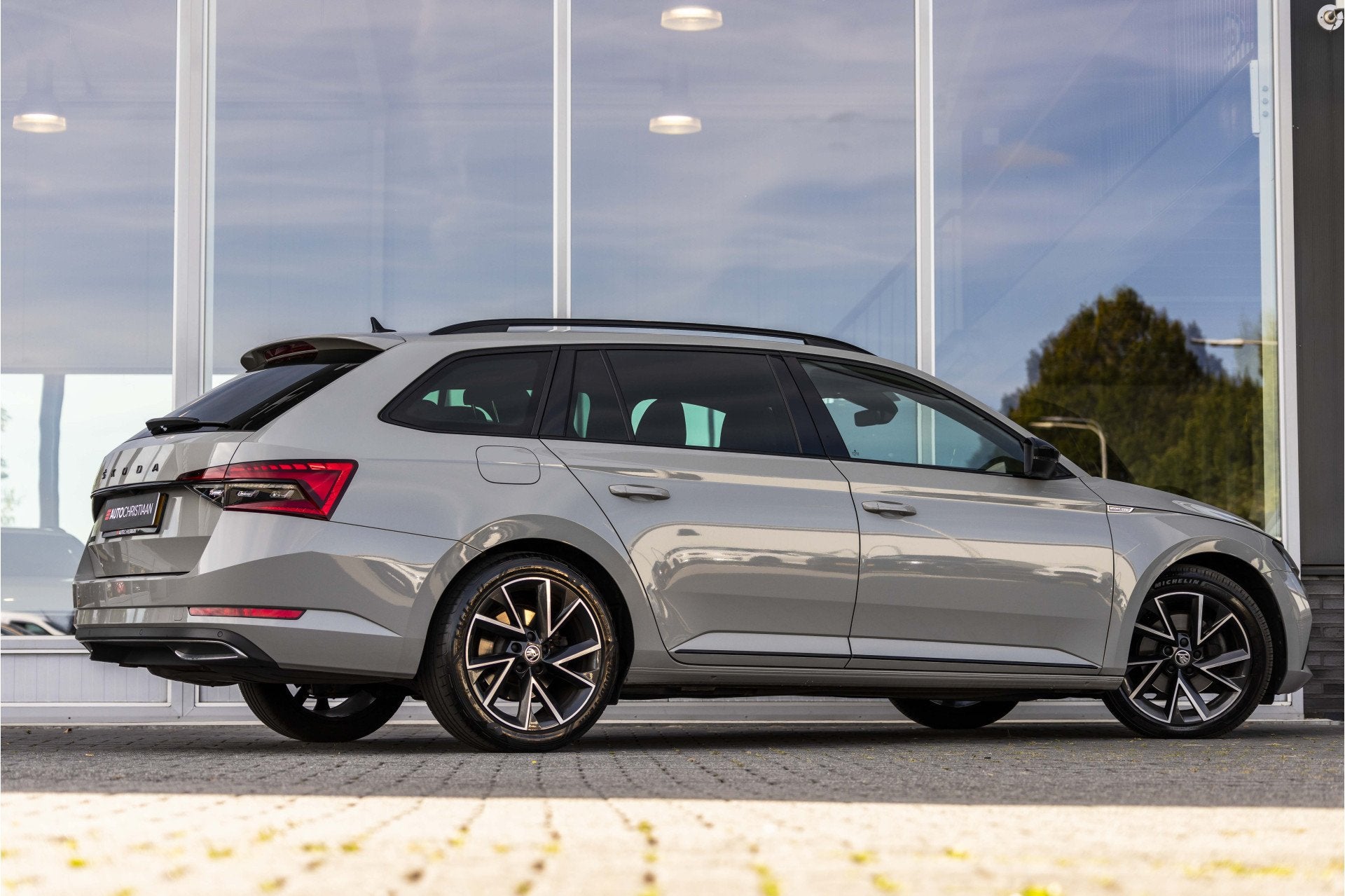 Skoda Superb Combi 1.5 TSI ACT Sportline | Memory | Camera |, 12 maanden, 4 cilinders, Leder en Stof, Origineel Nederlands
