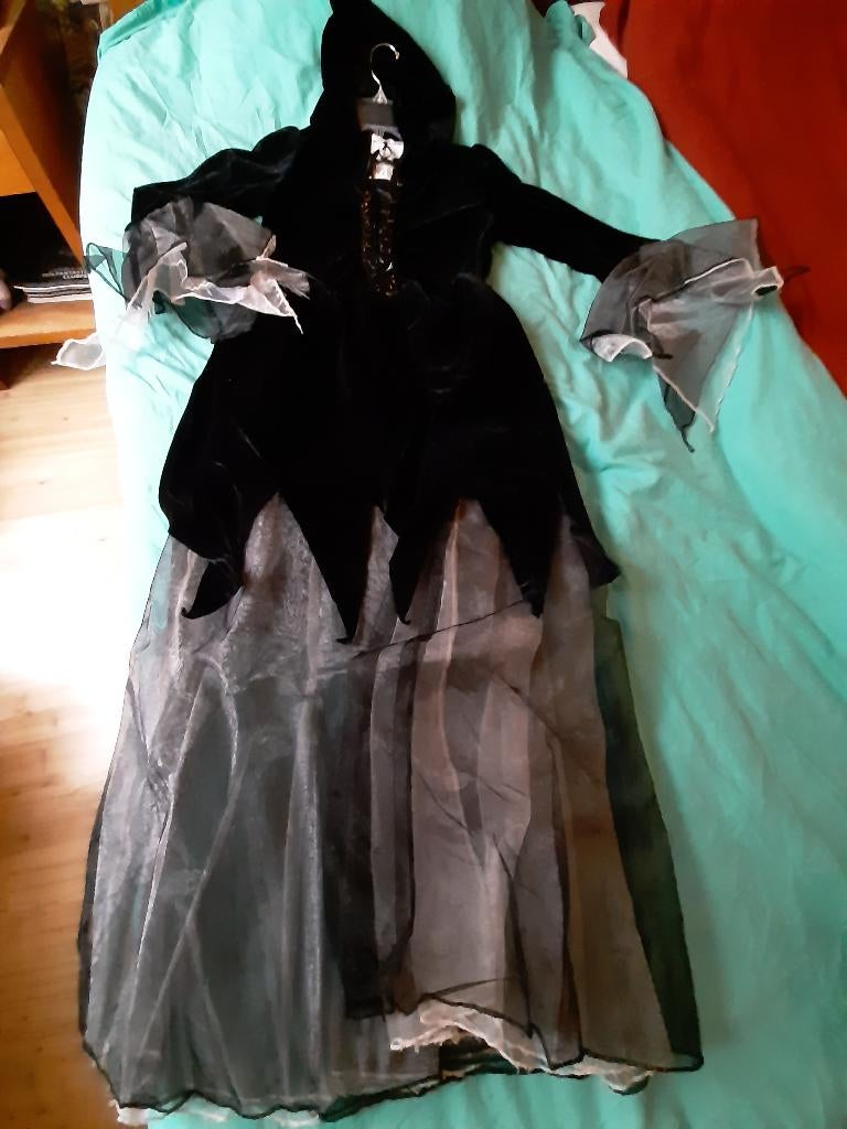 Halloween jurk, hoed, maskers en versiering, Ophalen of Verzenden, Zo goed als nieuw