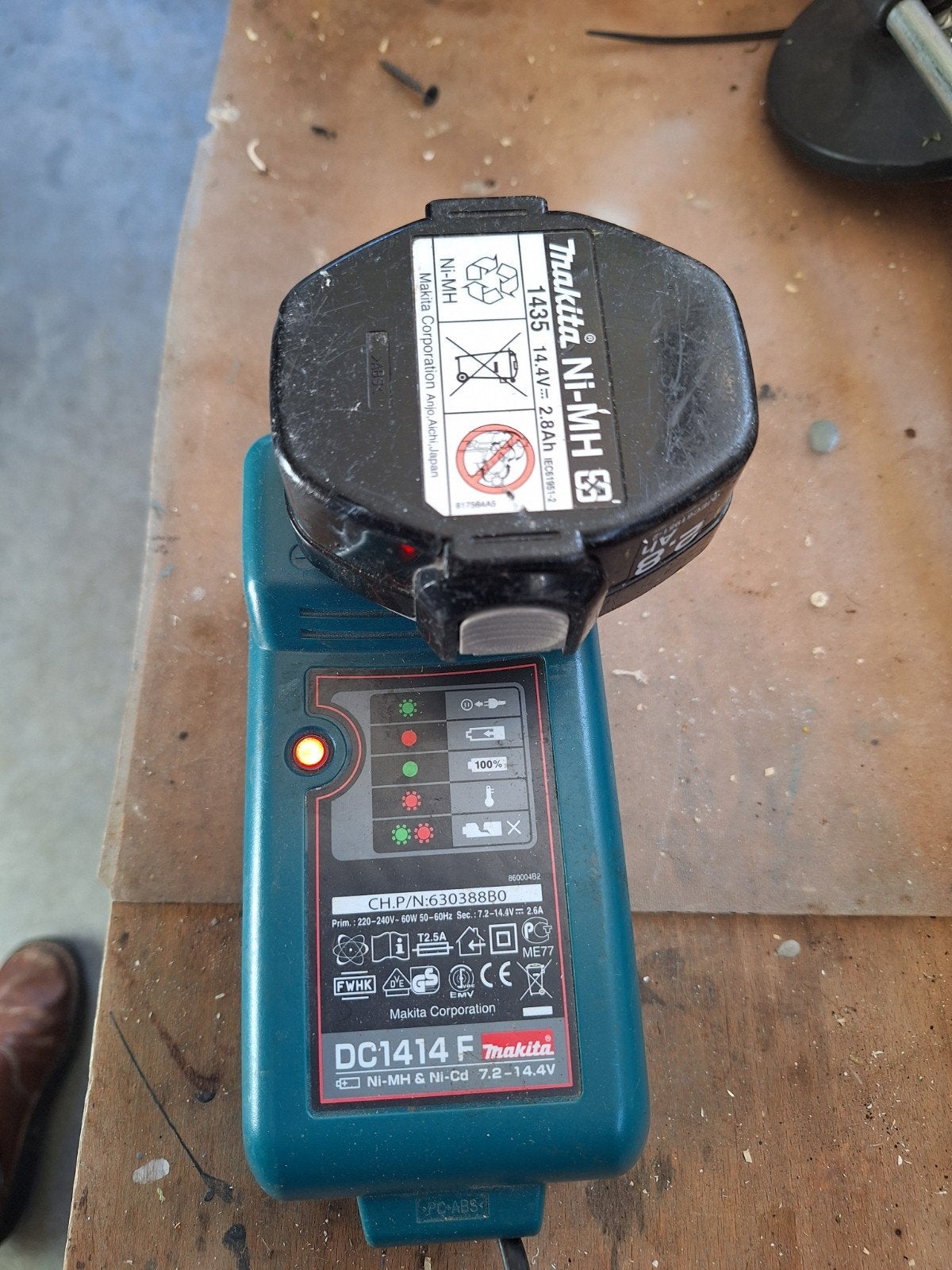 Makita Ni-MH 14.4V Accu met Oplader DC1414F