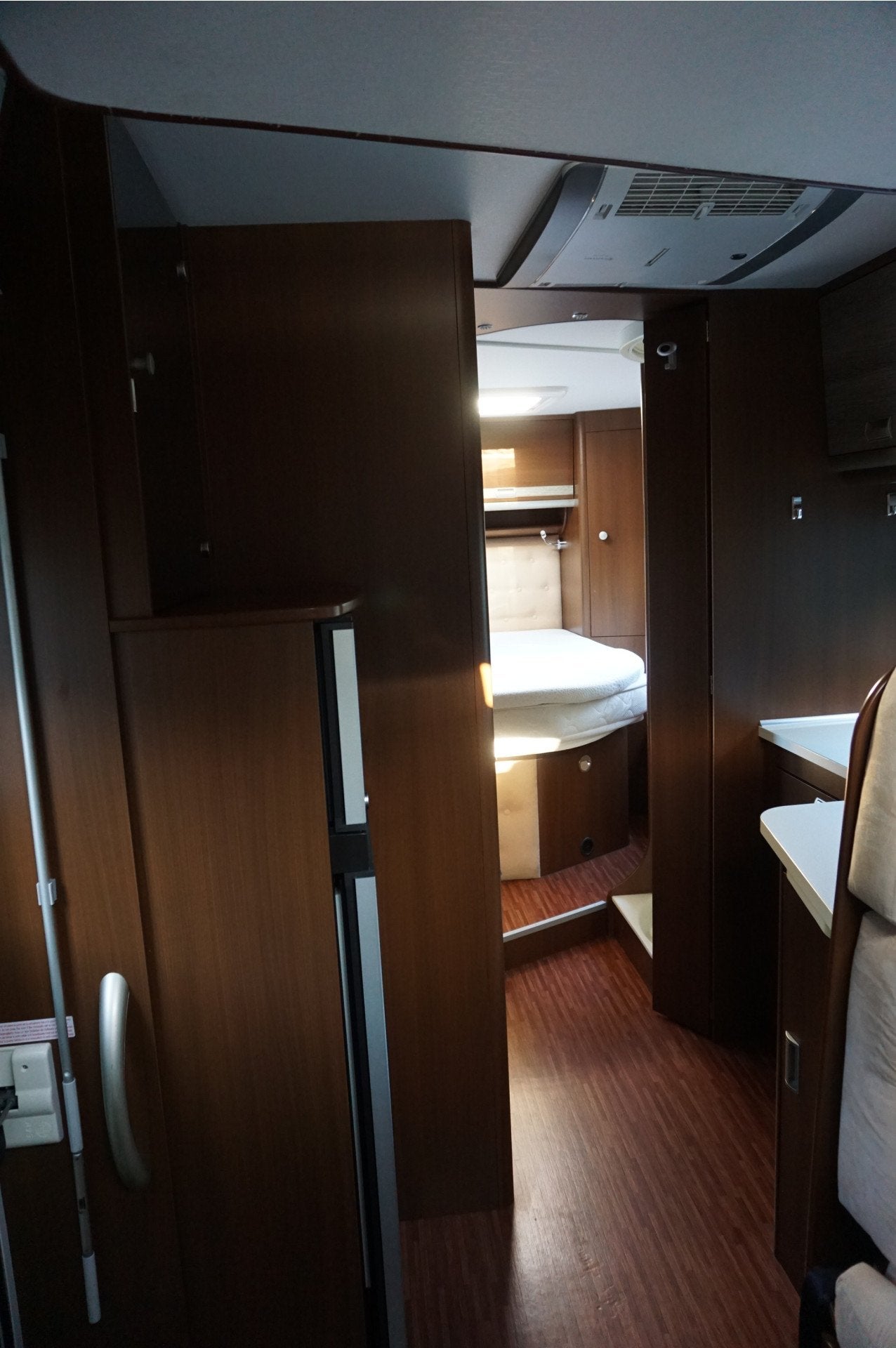 Foto 16 van Laika X712R + Queensbed/ Hefbed/ 2x Airco/ Trekhaak/ LPG/ Be