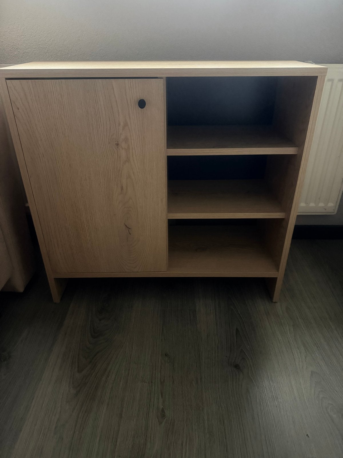 Houten kastje met deur en open vakken, Ophalen, Zo goed als nieuw